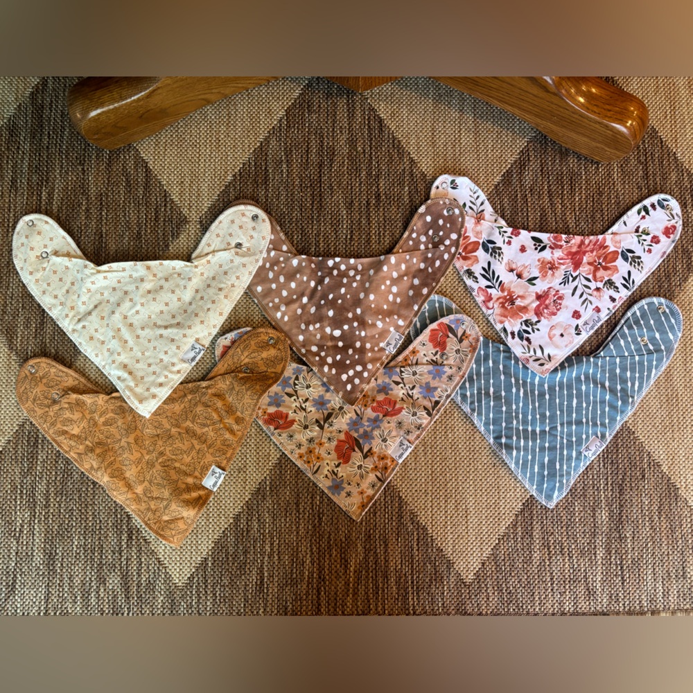 NWOT COPPER PEARL BANDANA BIBS